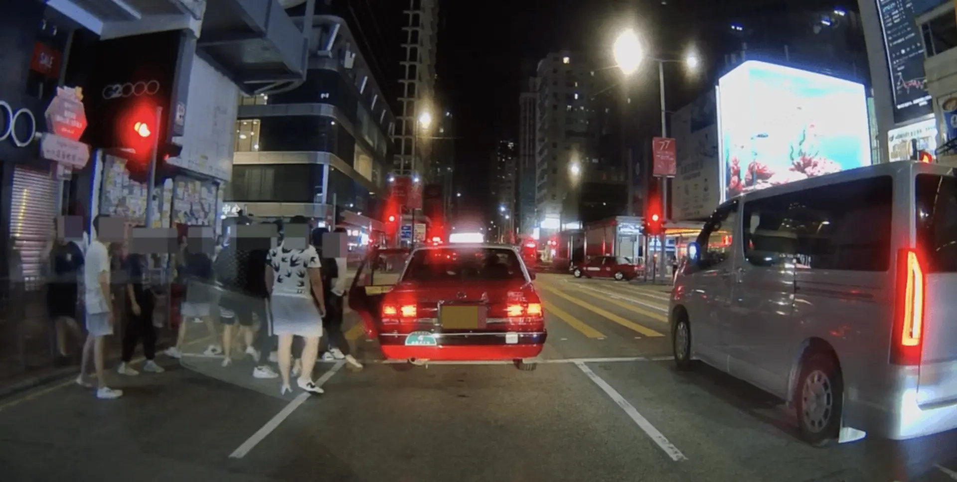 網上流傳的一段約 20 秒車 Cam 影片，拍得數名男子圍堵一輛的士、強行打開後座車門並以伸縮棍襲擊車內乘客的經過，引起網民熱議。(圖：車 cam L@FB)