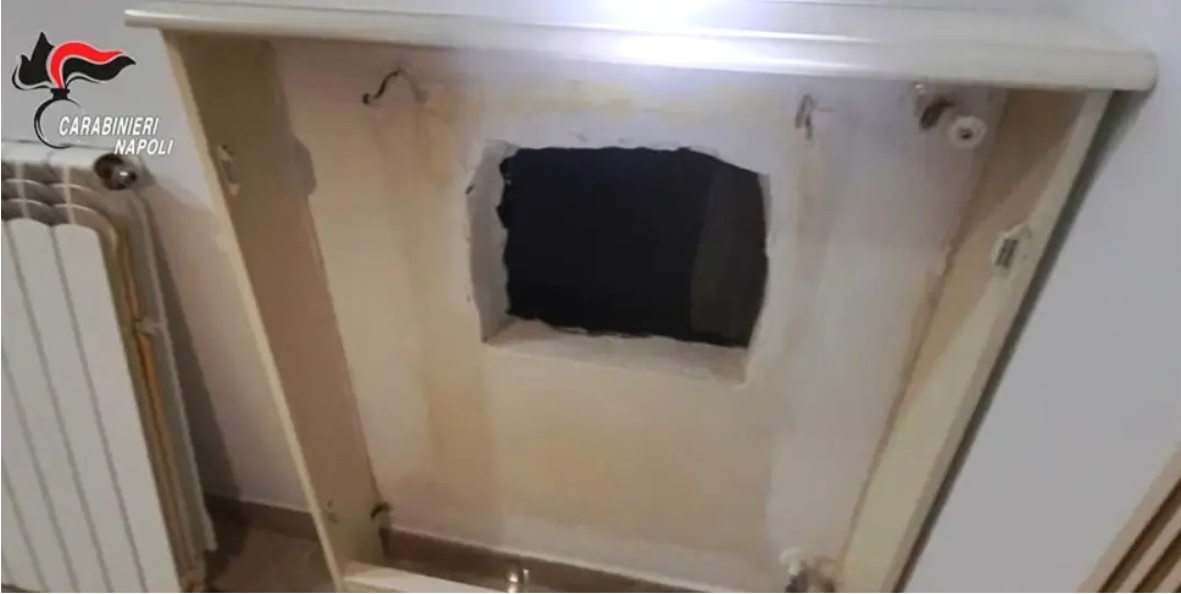 這是義大利黑手黨組織「卡莫拉」頭目奇羅・安多爾菲（Ciro Andolfi）藏身密室的入口。拆除暖氣設備後，便會露出通往密室內部的長方形洞口。（來源：那不勒斯警方公開畫面截圖）