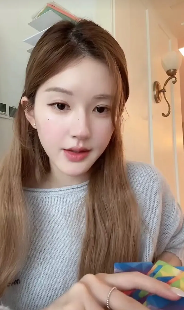 趙露思毫不回避地讀出留言，並從容回應：「以前很不喜歡自己，後來發現那些『不對』都是別人說的，我為何要聽？」(圖：直播翻攝)