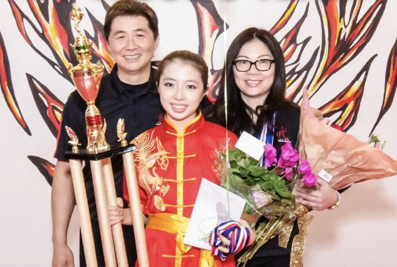 其女兒Jane Ho遺傳母親美貌與父親武術天賦，拿下無數美國武術獎項，擔任武術學院總教練，還曾飾演舞台劇花木蘭，才藝雙全，一家人生活美滿，引來網民紛紛祝福。(圖：網絡截圖)
