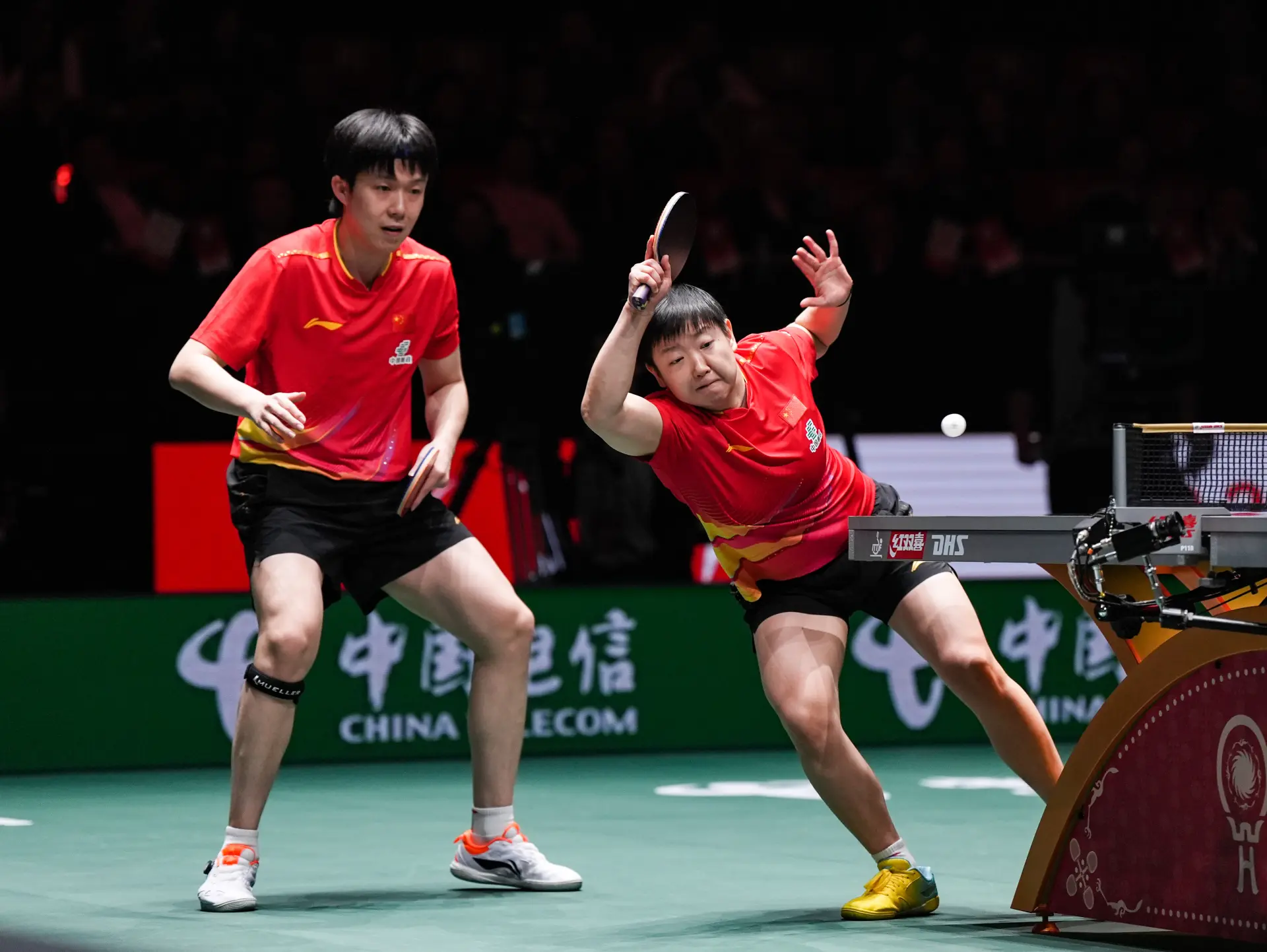 12月7日，中國隊組合王楚欽/孫穎莎（右）在混雙比賽中。他們3比0擊敗日本隊組合松島輝空/大藤沙月。（新華社）