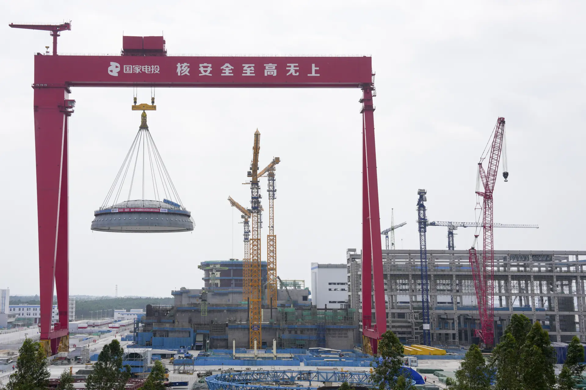 廣東GDP連續37年領跑全國，制造業根基深厚、涵蓋全部31個大類，服務業增加值連續41年位居全國第一，現代服務業占比超64%，雄厚的產業基礎為兩業協同發展提供了得天獨厚的條件。(圖：新華社)
