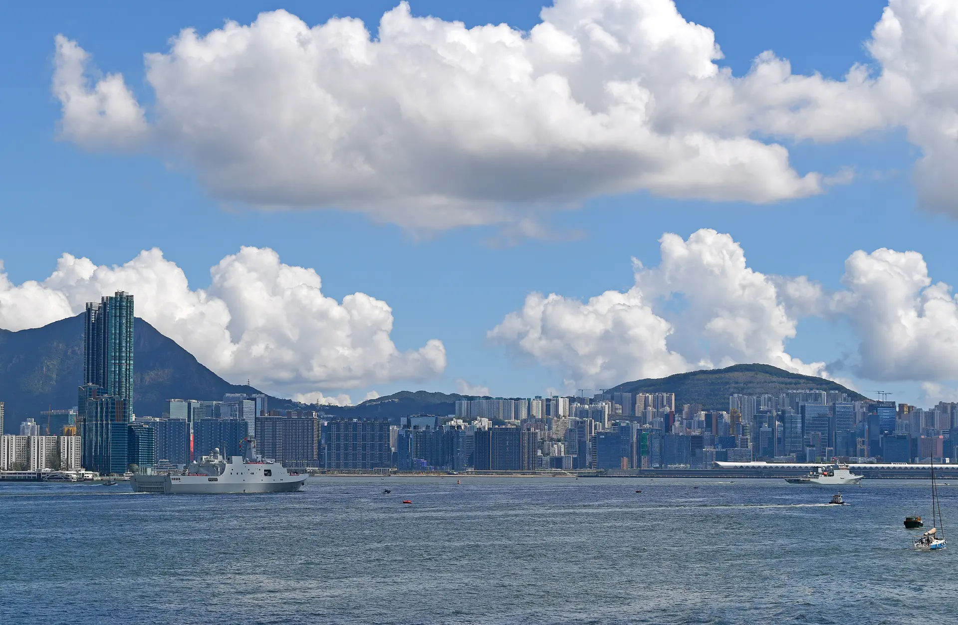 維港沿岸的揮手漸漸模糊，但這次訪港留下的記憶卻格外深刻，從「山東艦」到「戚繼光艦」編隊，國之重器接連亮相香港，既回應了市民對國防力量的關切。(圖：新華社)