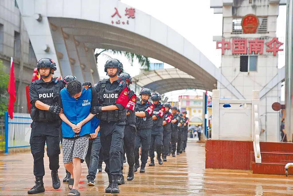 公安部打擊緬北涉陸犯罪專項工作以來，中緬警務執法合作，累計抓獲5.7萬餘名大陸籍涉詐犯罪嫌疑人。（新華社）