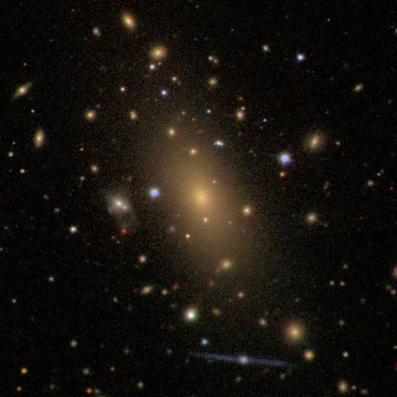 天文觀測證實，IC 1101為宇宙已知最大星系，坐落於阿貝爾2029星系團核心，直徑達170萬光年、超銀河系17倍，透過星系食人現象持續吞噬鄰近星系擴張演化。（來源：wikipedia）