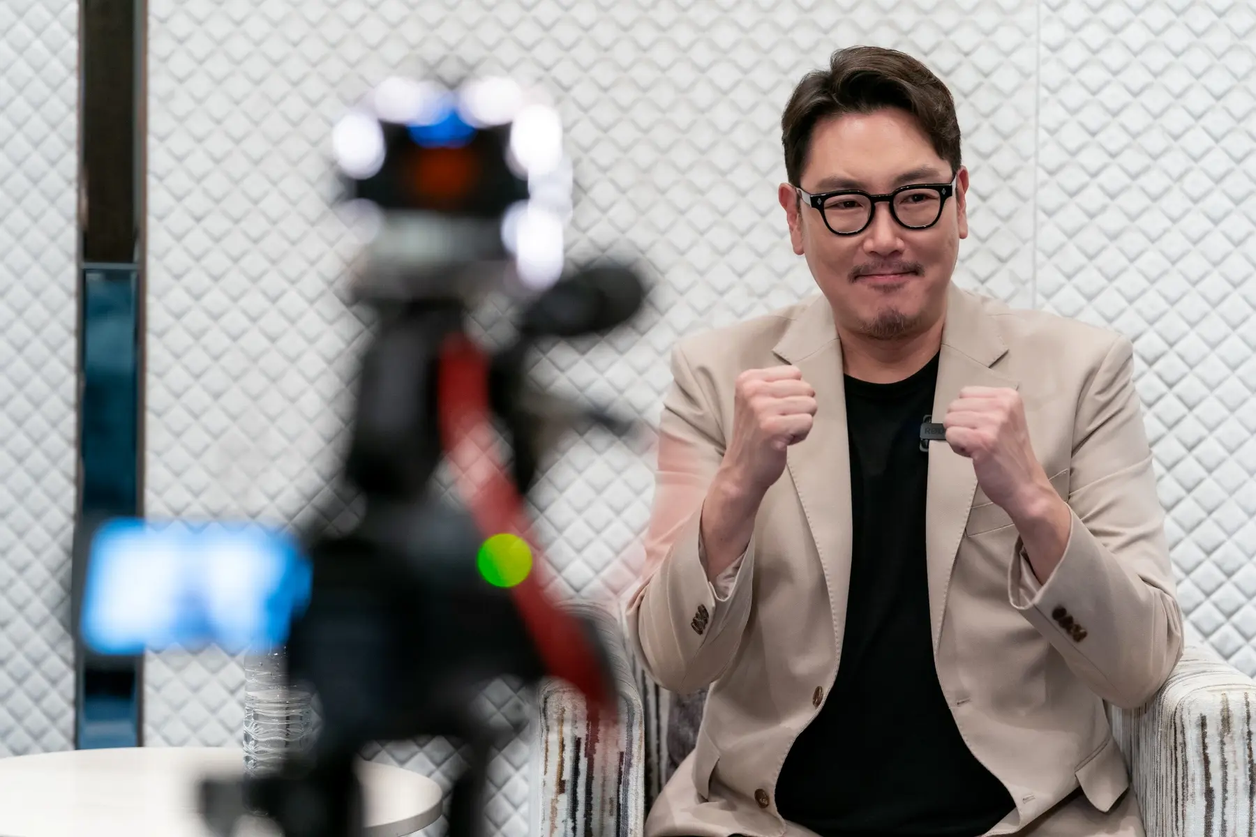 2025年12月5日，韓國影帝趙震雄遭韓媒《Dispatch》爆出震撼性犯罪黑料，指其高中時期涉嫌偷車、無照駕駛、性暴力、搶劫等多項重大罪行，更曾因此進入少年院服刑。(圖：網絡截圖)