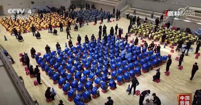  中緬泰續近日召開會議，宣佈繼續聯手打擊妙瓦底等地全面清剿電詐園區。圖為跨境電詐大陸籍犯嫌移交陸方。（央視資料照）