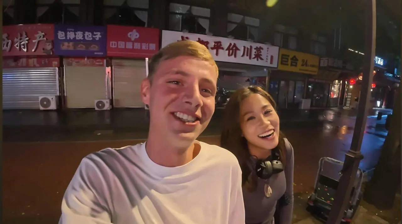 英國YouTube網紅RiskyRegg提前打賭，以20元麻辣燙結識西安一名英語教師並快速親近，拍片上傳外網後引發Easy Girl歧視爭議，涉事女教師怒斥網友，輿論爭議持續發酵。（來源：RiskyRegg@YouTube）