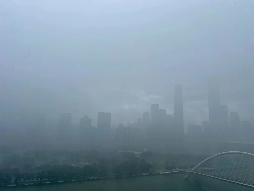 台風來襲，廣州遭遇暴雨。(人民日報)
