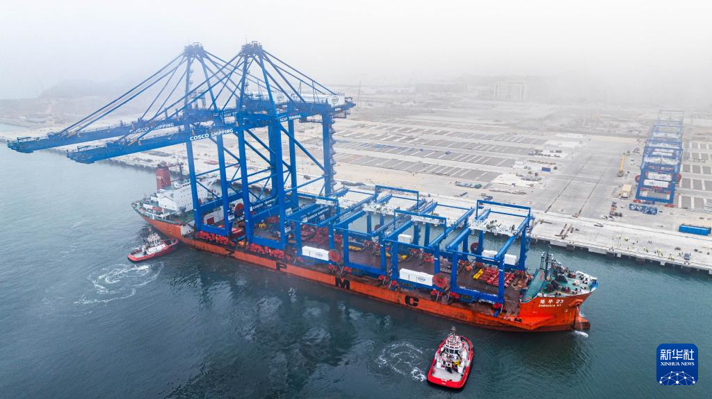 「上海振華重工」港口機械運抵錢凱港。(新華社)