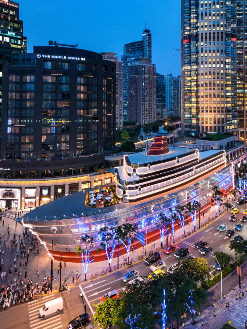 上海夜幕下的 LV「巨輪」。（來源：梵克 Frankkie@小紅書）