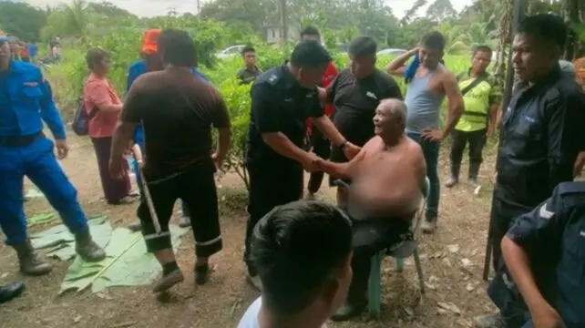 馬來西亞砂勞越（Sarawak）70歲阿公仁吉（Renggi Minggat），在自家榴槤園工作時，突遇神秘美女相伴並失神跟隨，誤闖森林深處迷路超24小時。經警方、村民等聯合搜救，最終他步行10公里後於棚屋附近獲救，事件牽動當地鬼神傳說，離奇經過令人瞠目。（來源：tvsarawak.my）