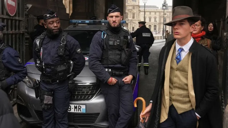 7分鐘掠走皇家珠寶！羅浮宮竊案的「關鍵偵探」竟是高中生？的封面圖片