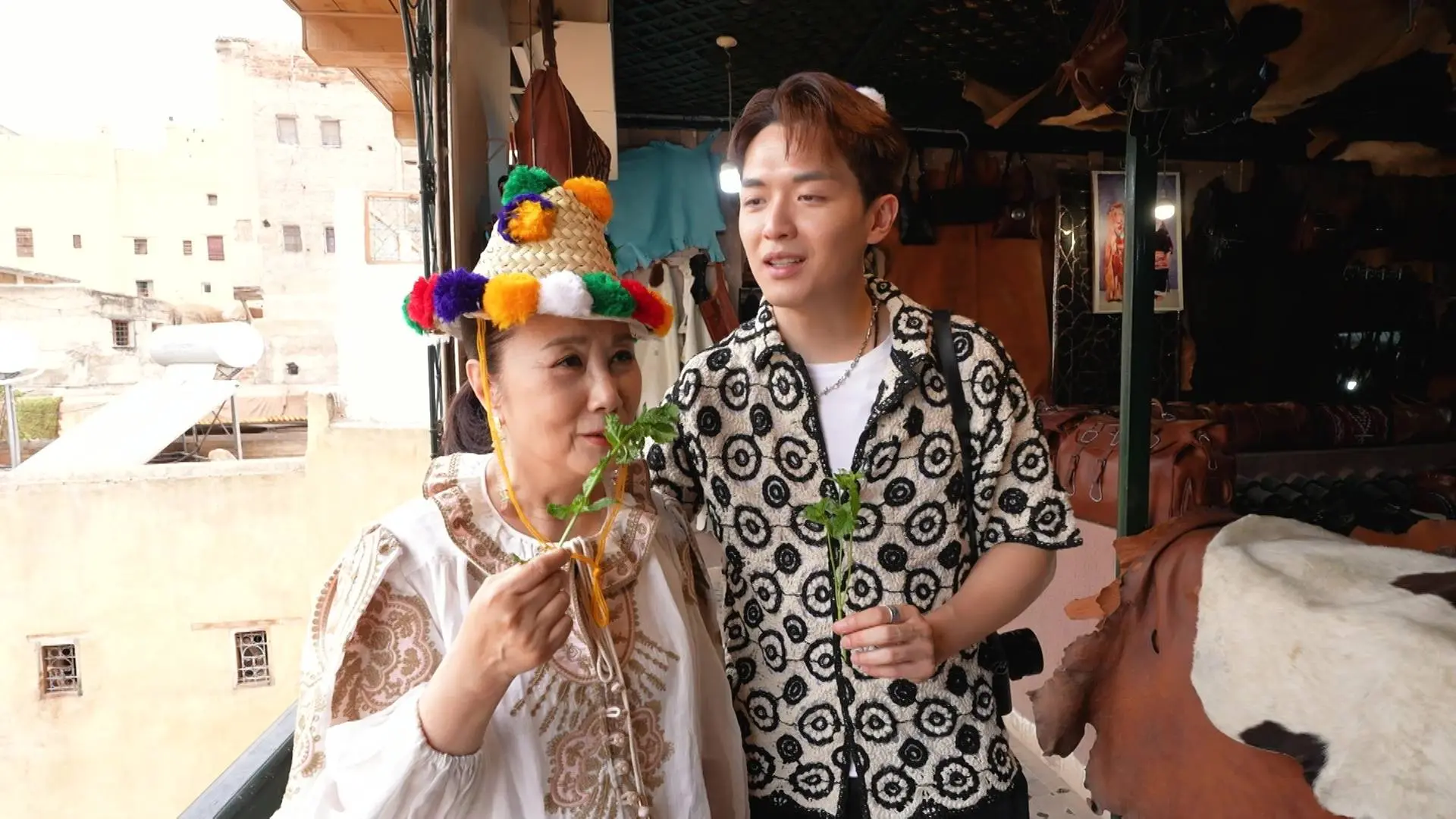 不同於上一站周嘉洛的口花花風格，阮浩棕今次走知性暖男路線，不僅全程緊拖阿姐確保其安全，更熟練地為阿姐講解摩洛哥的風土人情，備課充足的表現獲得阿姐大讚勤力。(圖：TVB)