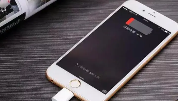 若發現手機出現異常,比如電量莫名消耗快、後台有不明程式運行、定位服務在未授權時啟動,都可能是被追蹤的信號。(示意圖來源:網絡)