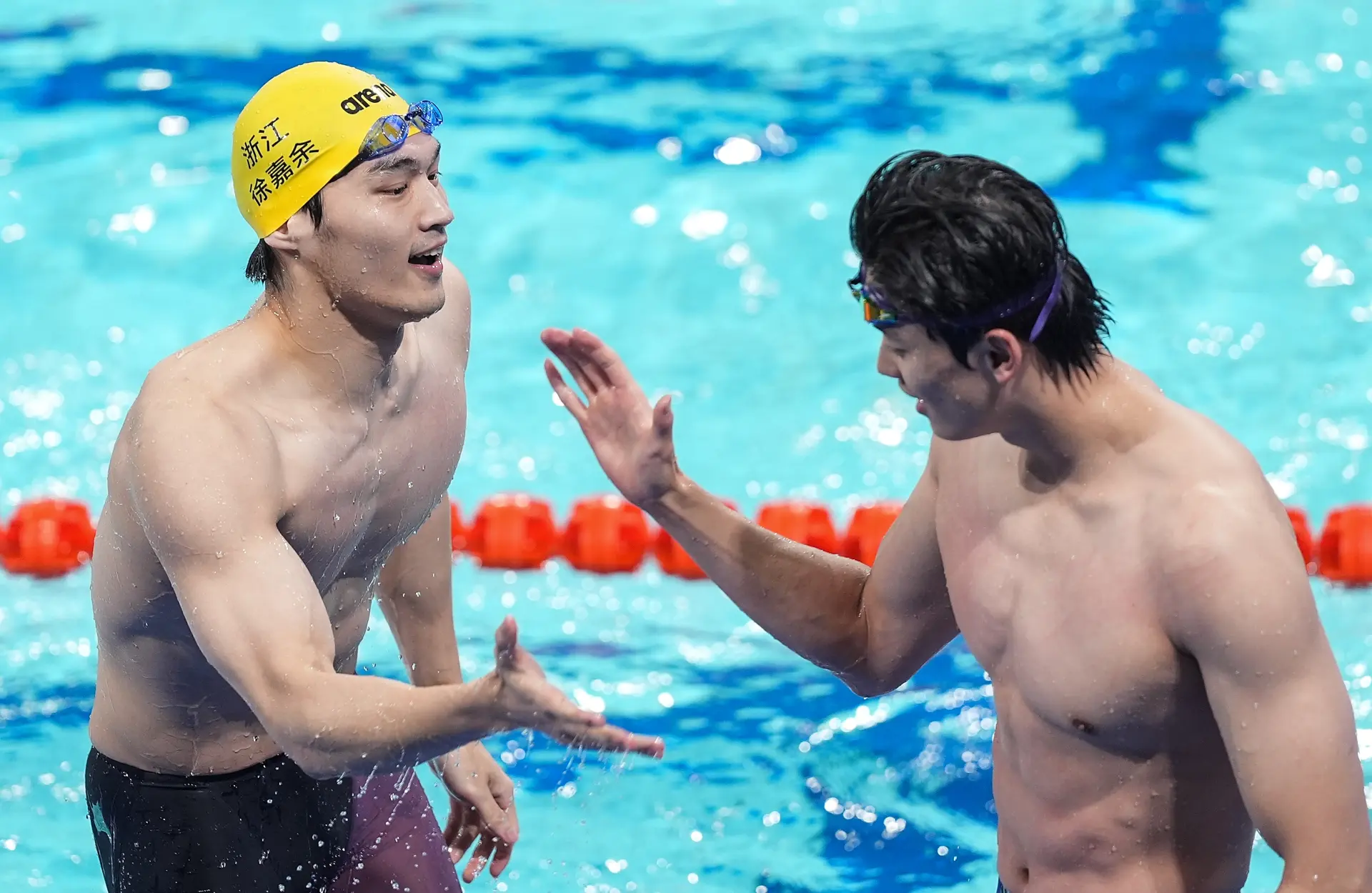 兩天前的男子100米仰泳決賽，則上演了泳壇最溫暖的一幕。徐嘉余以52秒39的成績如願奪冠，先上岸的汪順並未因自己54.19秒獲第四而失落，反而靜靜等候隊友，主動上前擁抱祝賀，隨後牽着徐嘉余的手向觀眾致意。(圖：新華社)