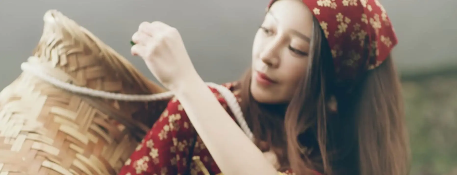在MV中，謝侑芯飾演一位採茶妹角色，身著紅色碎花旗袍，頭戴同款頭巾，展現出青澀卻動人的氣質。這個造型不僅成為她演藝生涯的經典形象，還在粉絲間廣受好評。(圖：翻攝《中國痛》MV)