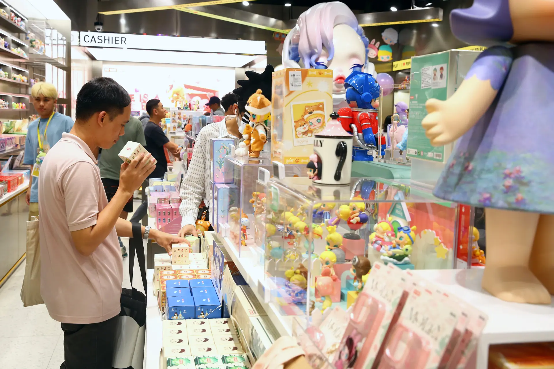 據 eBay 數據，Labubu 已躋身法國最受歡迎收藏品前三名，9 月平台搜索量暴增 260%，每小時約有 700 次搜索。(圖：新華社)