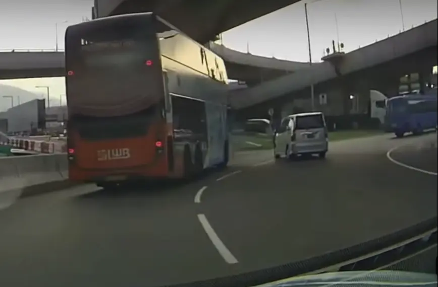 網上流傳的車 Cam 片段清晰記錄意外全程：涉事私家車沿機場南交匯處左二線行駛，途經往北大嶼山公路方向出口時，突然向左急切線出路口。(圖：車Cam L/ Martin Yeung@FB)