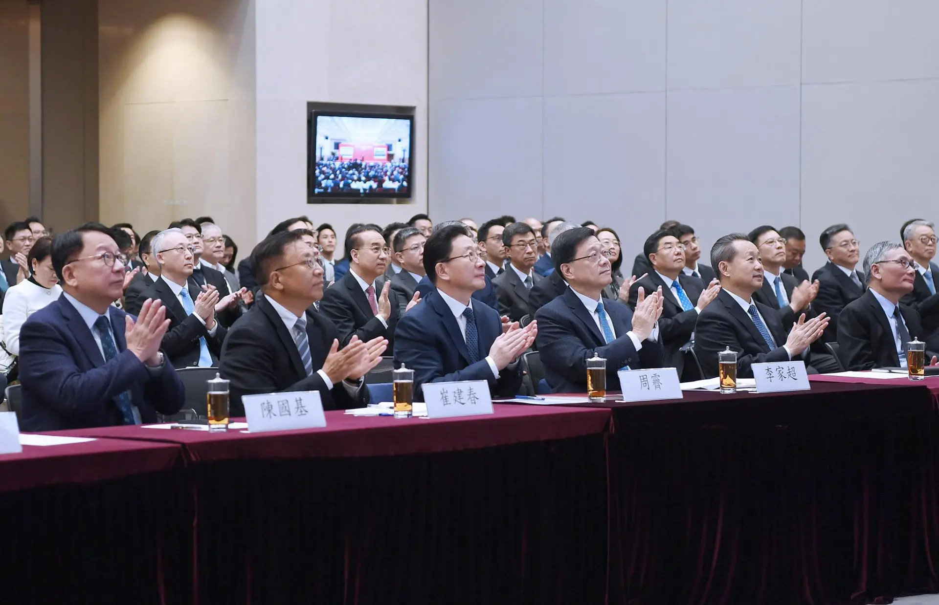 由行政長官掛帥的「全政府」專班，能夠從根本上打破部門壁壘，集中資源辦大事。這種模式對於推動北部都會區建設、河套深港科技創新合作區發展等跨代際、跨領域的重大工程而言，無疑是注入了一劑強效針。(圖：李家超 John KC Lee@FB)