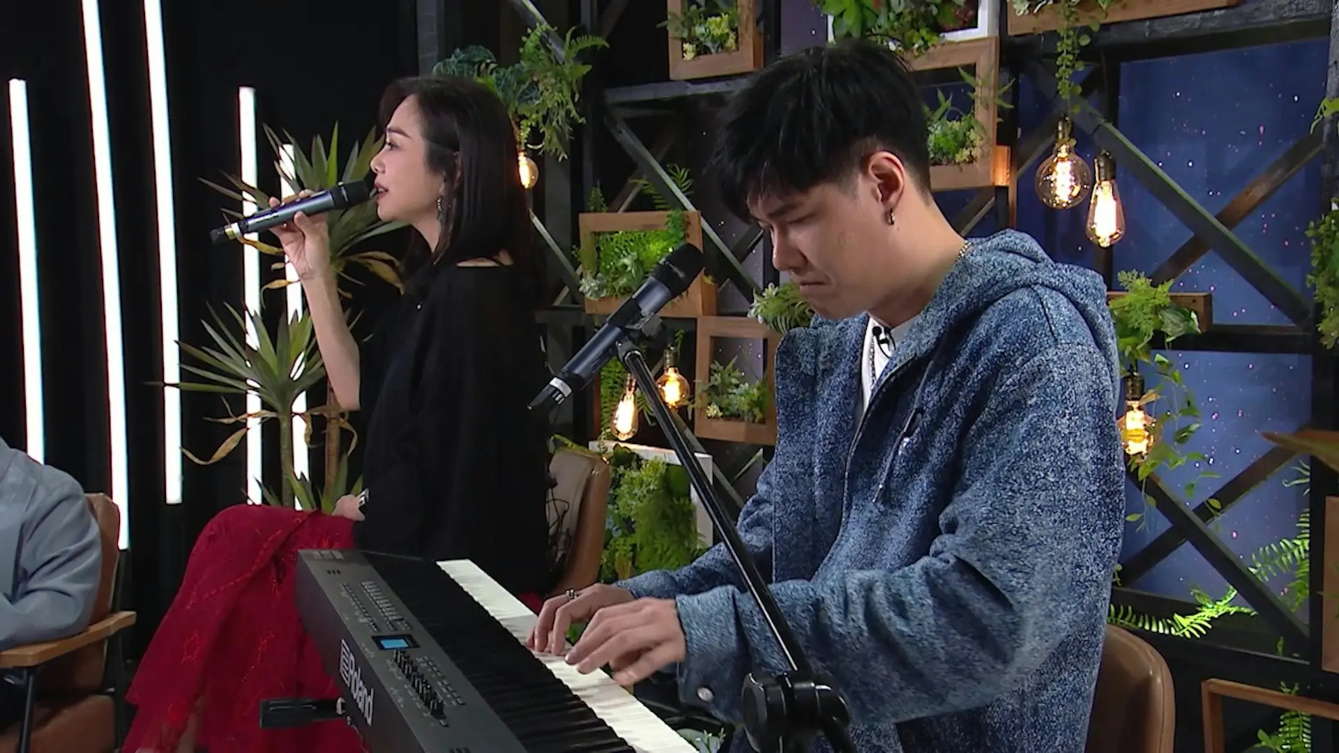 節目中，《中年好聲音3》亞軍張與辰亦驚喜現身，他此次擔任陳松伶香港演唱會的音樂總監，不僅與陳松伶現場合唱經典歌曲《分分鐘需要你》，更帶來為她度身創作的新歌《松伶》。(圖：《一周星星》截圖)