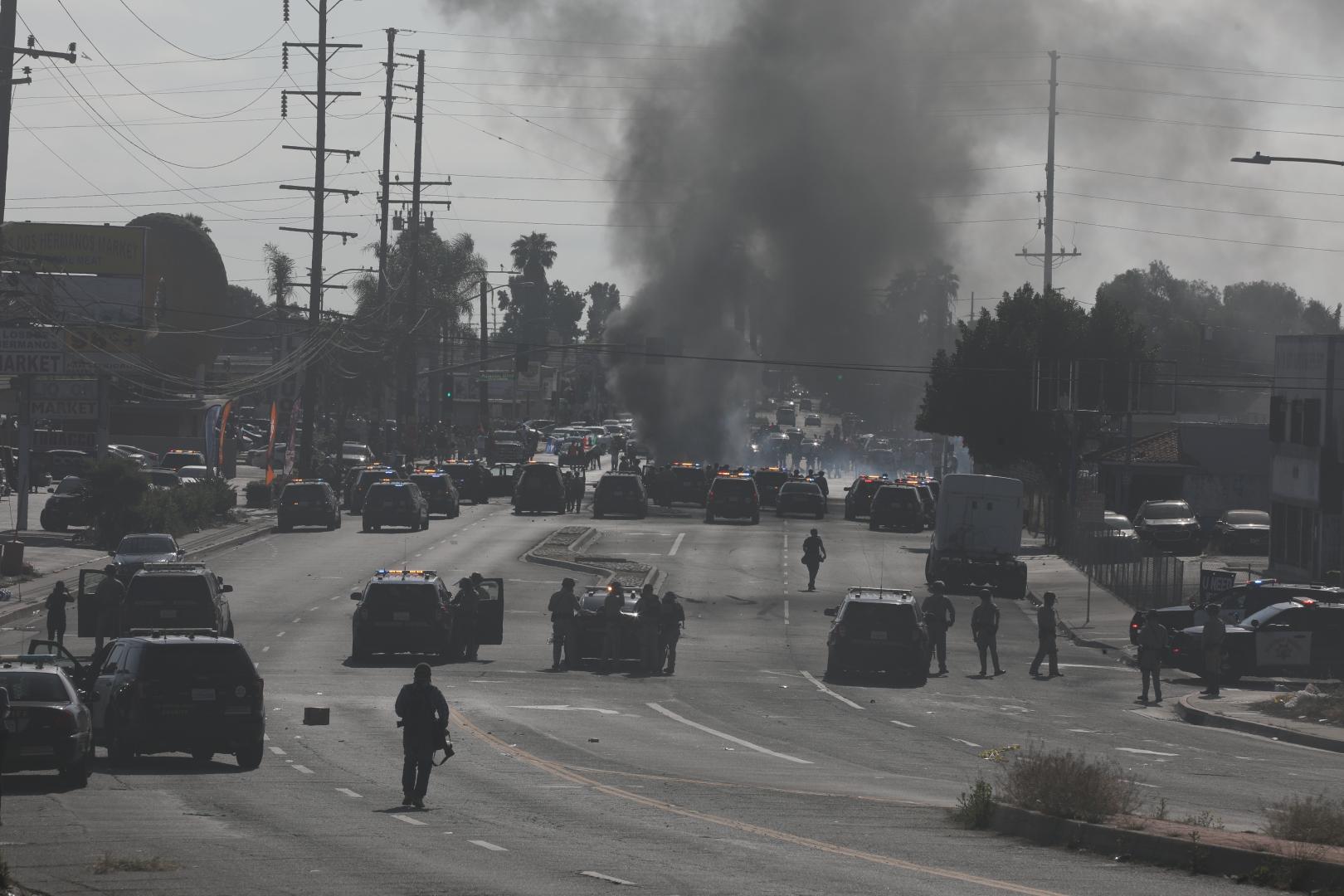 6月7日，美國移民與海關執法局等聯邦機構7日繼續在洛杉磯縣多地展開針對非法移民的搜捕行動，並連續第二日與當地居民發生嚴重衝突。（新華社）