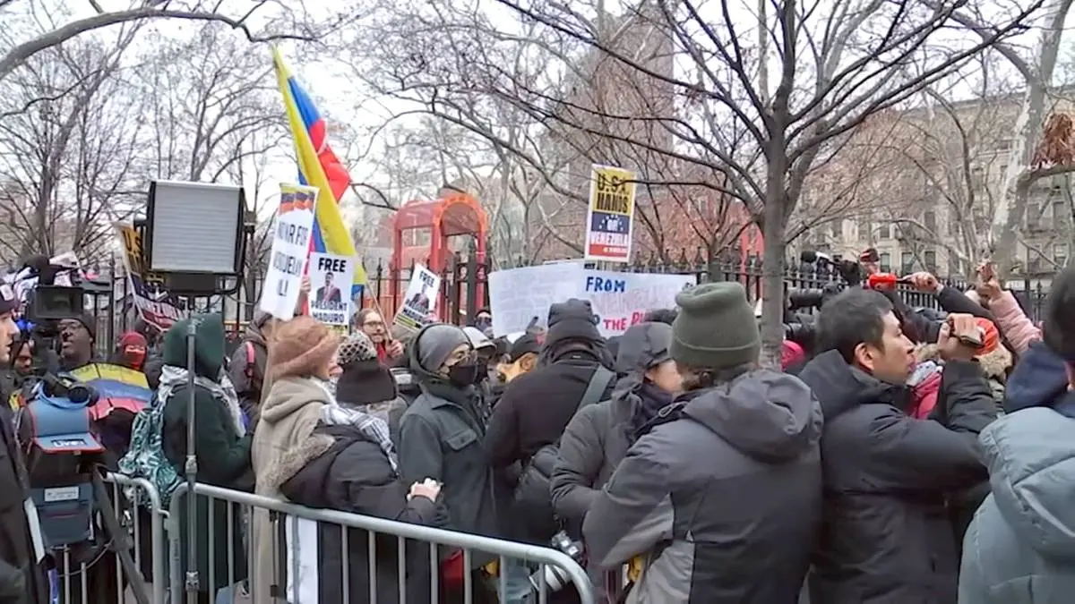 法院外有示威者聚集。(abc7NY 影片截圖)
