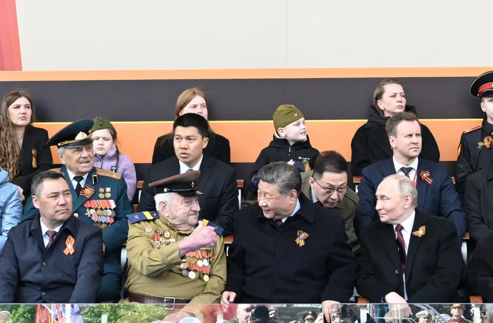習近平主席和出席紀念蘇聯偉大衛國戰爭勝利80周年慶典老兵親切交談。(新華社)