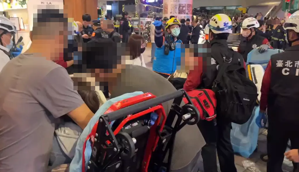 台北捷運中山站有多名民眾遭隨機攻擊受傷。（翻攝畫面）