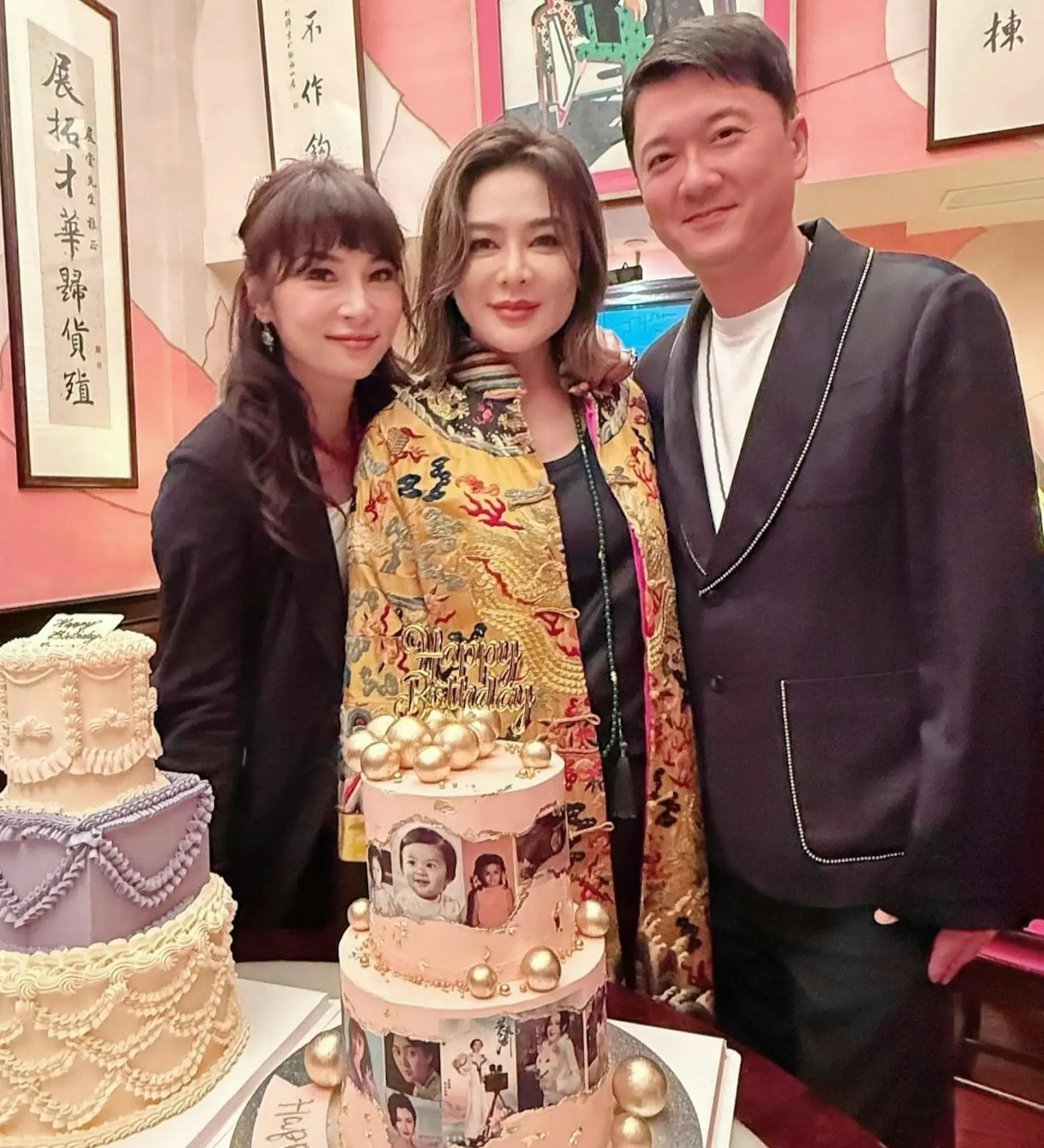 曝光的照片中，關之琳身穿繡有龍紋與五色彩雲的金黃色新中式服裝，雍容華貴的氣質絲毫未減。(圖： 翻攝 jefferyyau@IG)