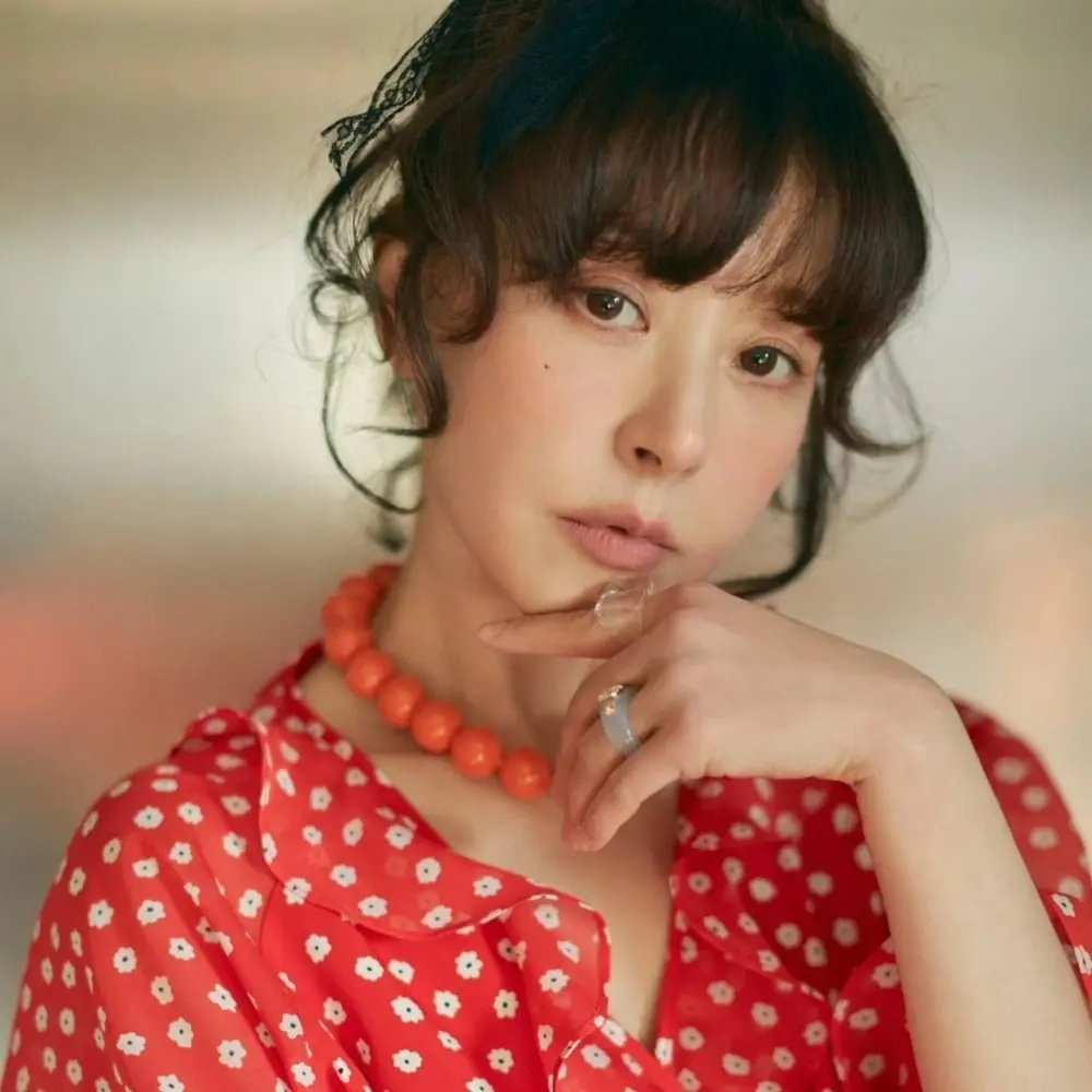 如今的徐貞姬不僅事業逆襲，一年拿下 50 多家雜誌 200 個封面，更活出了超越年齡的狀態。(圖：junghee_suh@instagram)