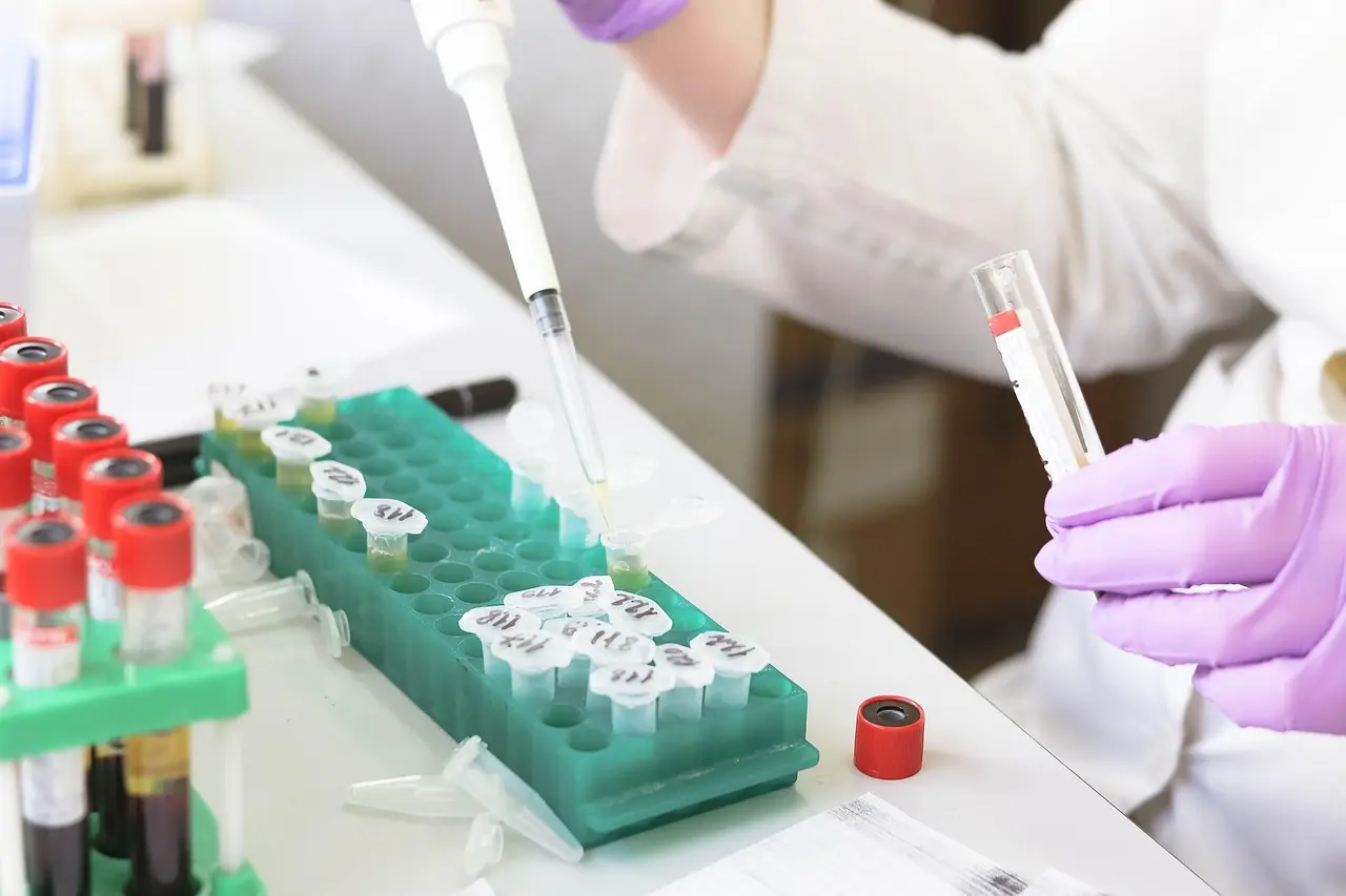 人類抗癌迎重大轉機！英國牛津大學攜手莫德納研發mRNA-4194防癌疫苗，針對林奇癥候群高危族群，今夏啟動試驗，有望提前清除病變細胞、阻斷多種癌癥發生。（示意圖來源：pixabay）