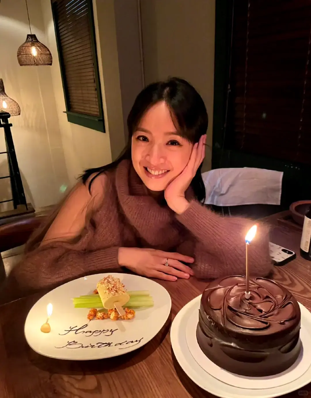 資深女星林依晨歷經年少負債的艱辛，養成極強理財觀念。她在兩名孩子出生後即刻開立專屬帳戶，專存禮金與壓歲錢，恪守只存不取鐵律，拒絕任何挪用，為孩子鋪就未來底氣。（來源：網絡）