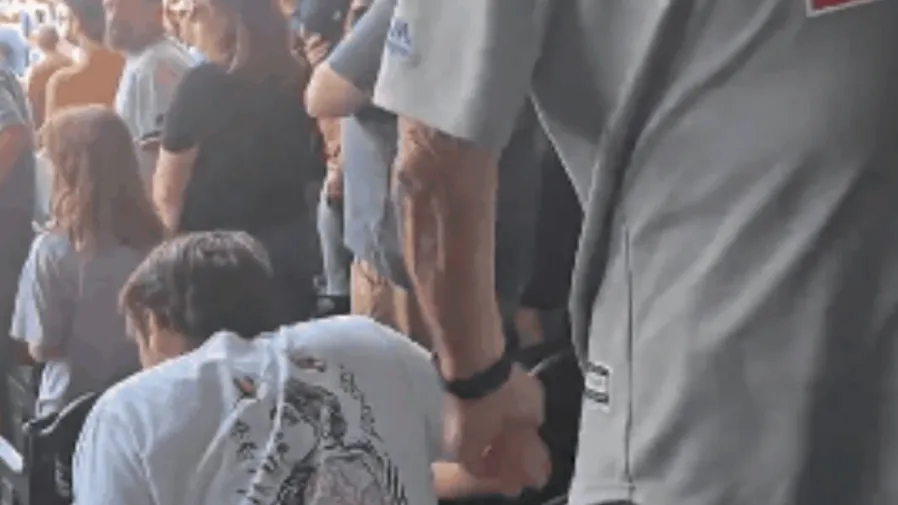 美國棒球賽唱國歌不起立就該挨打？大叔巴頭行為引全網論戰的封面圖片