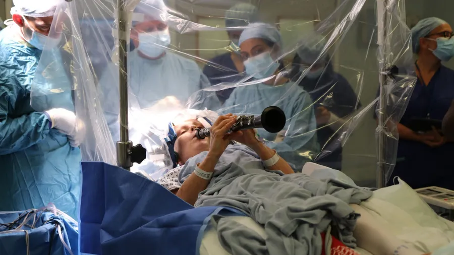 手術台響起單簧管樂音!英國帕金森音樂家的「重生請求」讓醫療充滿溫暖的封面圖片