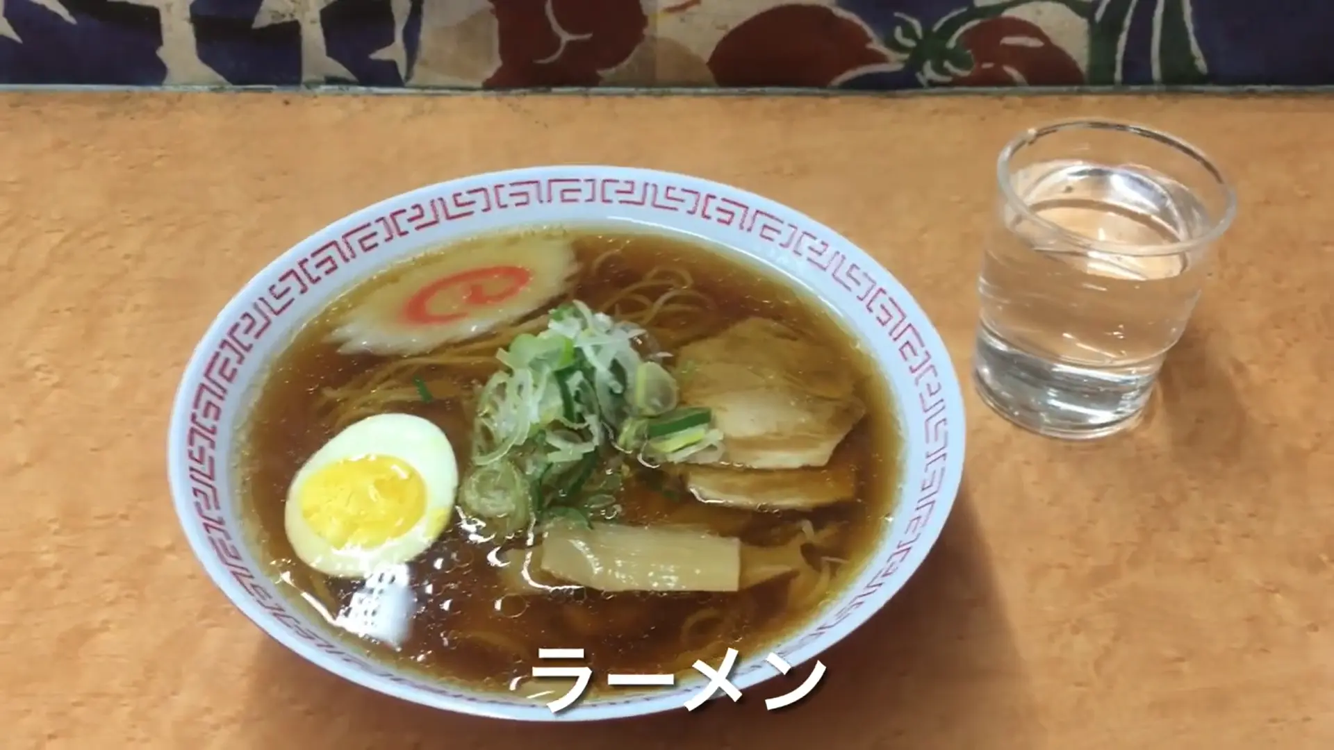 日本群馬縣高崎車站0號月台旁的八起家西口店，藏著480日圓的佛心車站拉麵，經典醬油底搭配新鮮配料，樸實滋味滿是昭和風情，現做炸物更添美味，是在地人私藏的暖心美味。（來源：ユージンのスローライフ / SLOW LIFE EUGENE@YouTube）
