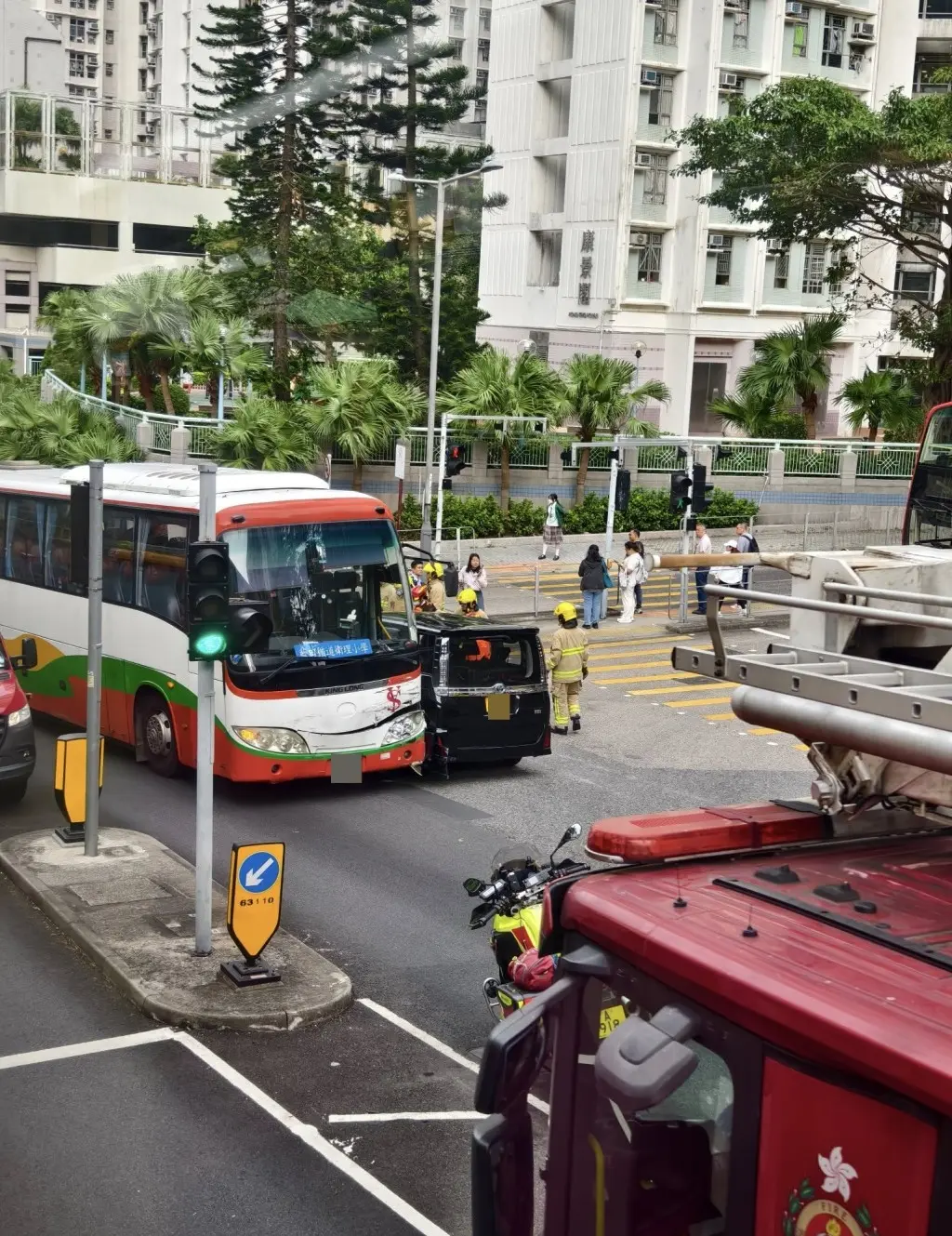 接報後，警方、消防及救護人員迅速趕抵現場展開救援。消防員經檢查後，決定引導車上學童通過校巴太平門有序離開車廂。(圖：車 cam L（香港群組）)