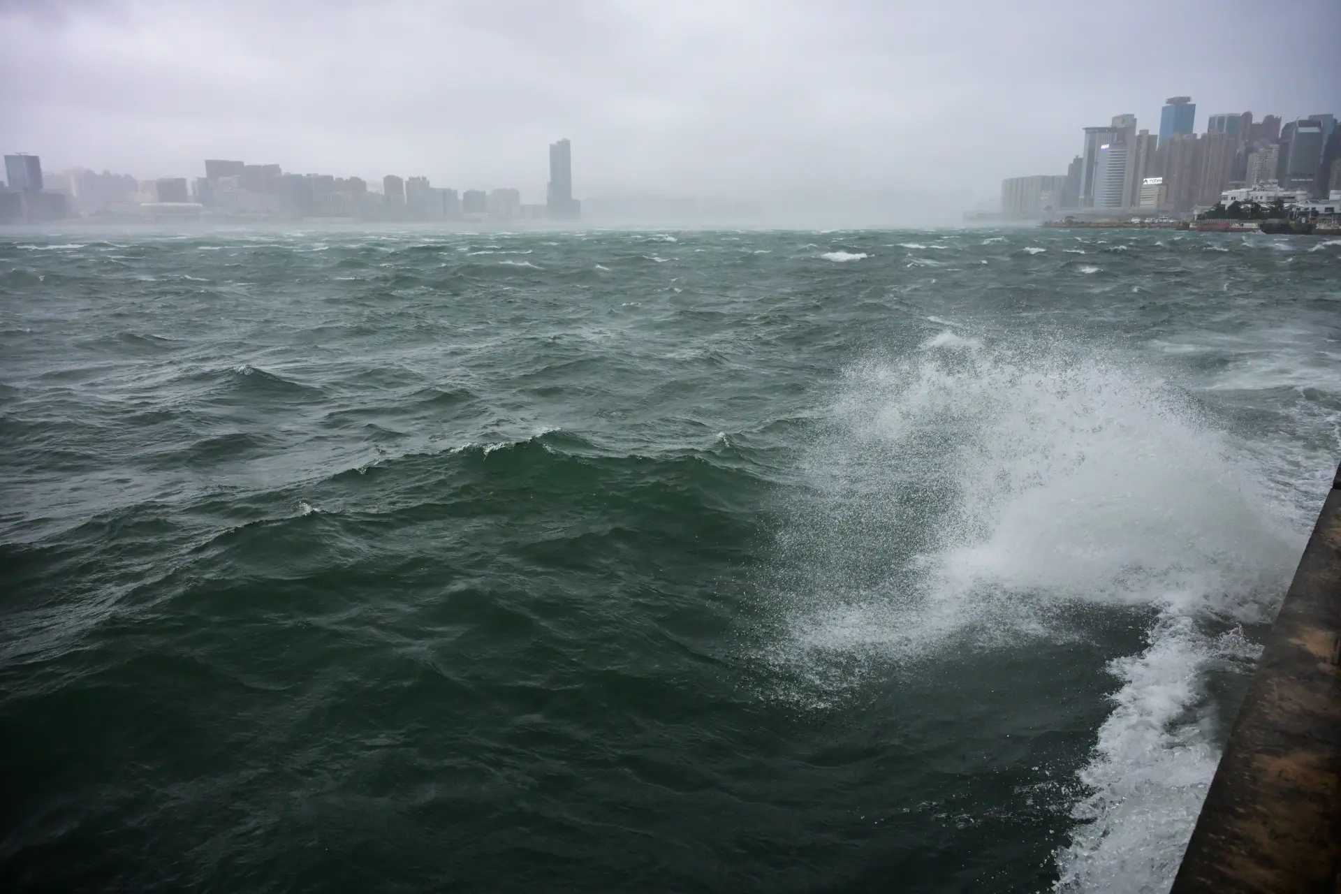 渠務署及土木工程拓展署提醒市民密切留意水位變化，盡快做好防風、防水浸準備。(圖：網絡翻攝)