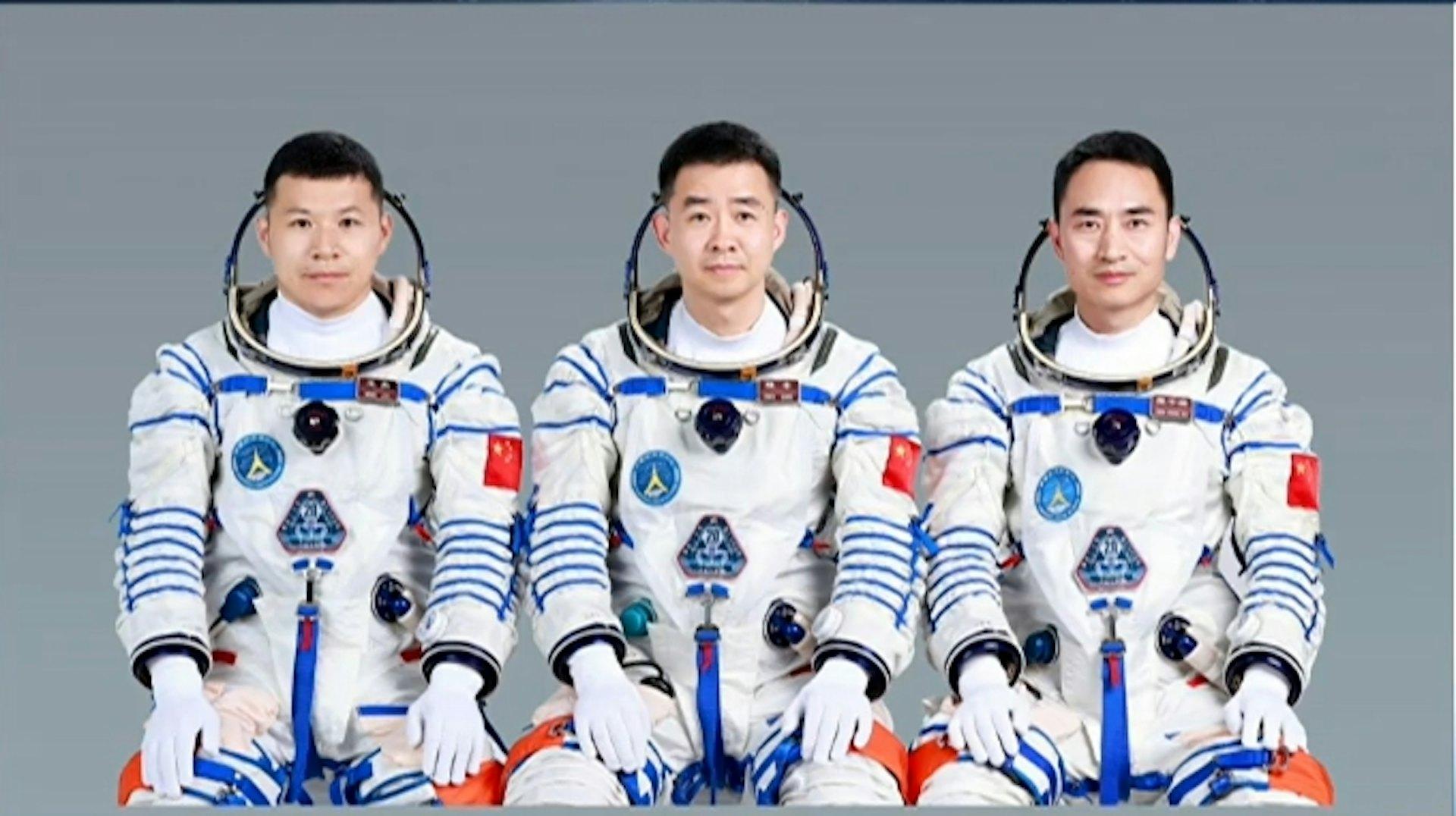 執行神舟二十號載人飛行任務的航天員乘組由陳冬(中)、陳中瑞(右)、王杰3名航天員組成,陳冬擔任指令長。(中國載人航天工程辦公室供圖)