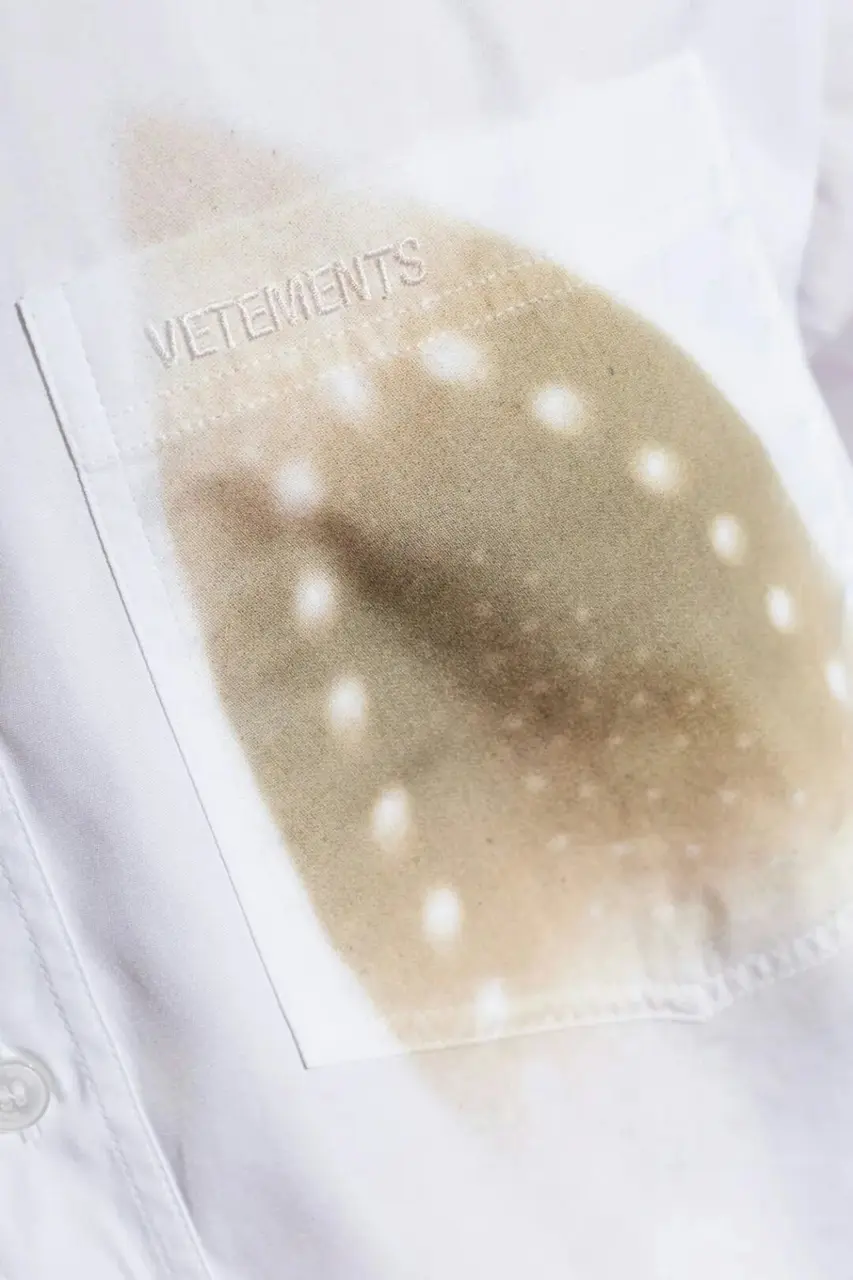 瑞士潮牌Vetements推出1139美元熨燶白恤衫，印逼真燙焦痕跡，洛杉磯買手店火速售罄，設計疑似抄襲Moschino，引網友熱議。（來源：farfetch官網）