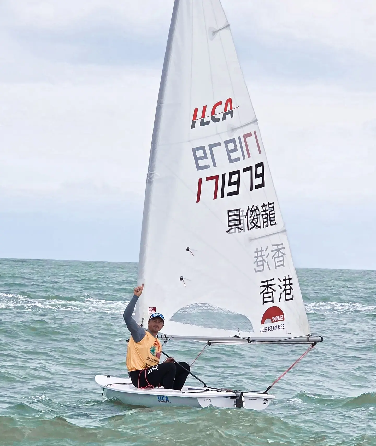 巴黎奧運港將貝俊龍（Nicholas Brian Halliday）在第十五屆粵港澳全運會男子愛爾卡 7 級（ILCA 7）帆船項目最後一戰中穩定發揮，以總成績 33 分順利封王，不僅為香港代表團奪得今屆賽事的首面金牌。（圖：中國香港帆船運動總會）