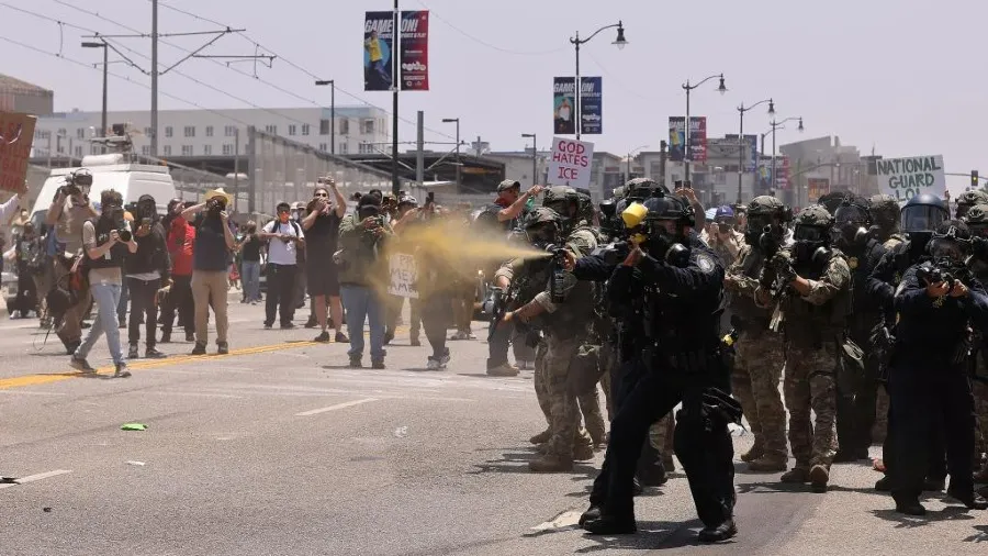 洛杉磯騷亂|特朗普加碼向加州增派2000名國民警衛隊的封面圖片