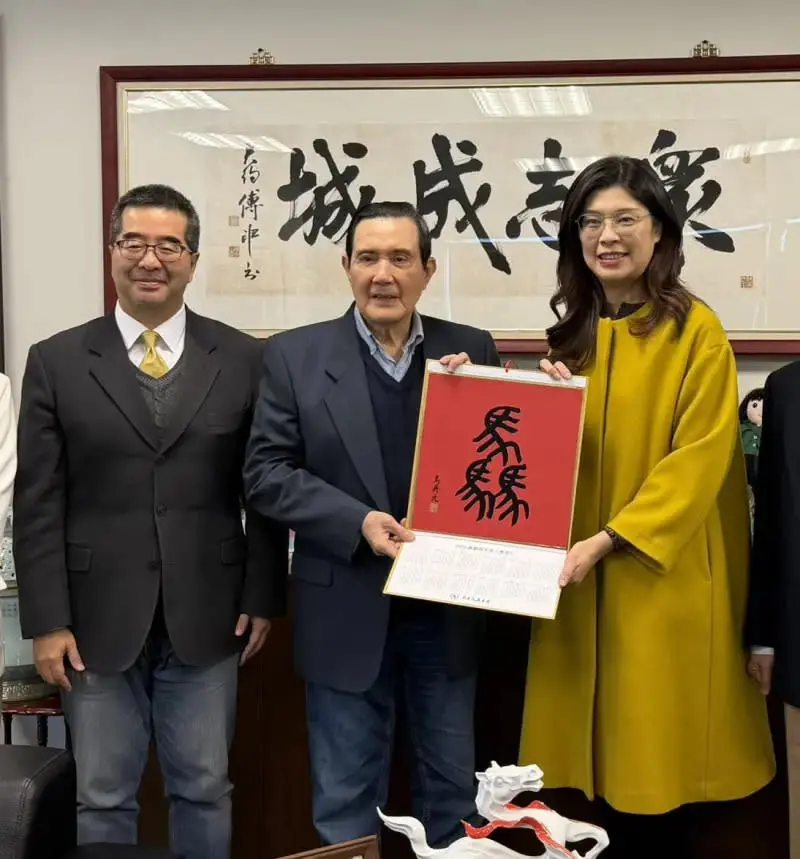 前馬英九基金會執行長蕭旭岑（左）跟在馬英九（中）身邊多年。（圖／取自蕭旭岑臉書）