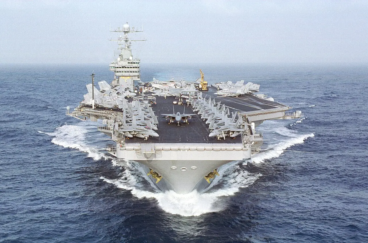 當地時間 4 月 14 日，美國海軍的「尼米茲級」核動力航空母艦的二號艦「艾森豪威爾」號航空母艦（USS Dwight D. Eisenhower, CVN-69），在美國弗吉尼亞州朴次茅斯的諾福克海軍造船廠進行維護時發生火災，導致多名船員受傷。(美國海軍)
