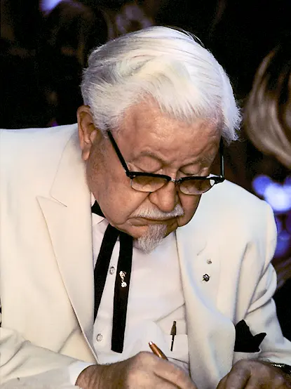 山德士（Harland Sanders）研發出經典11種香料炸雞配方，因貢獻卓著獲肯塔基州授予「上校（Colonel）」榮譽頭銜，品牌招牌雞塊便以此得名。（來源：wikipedia）