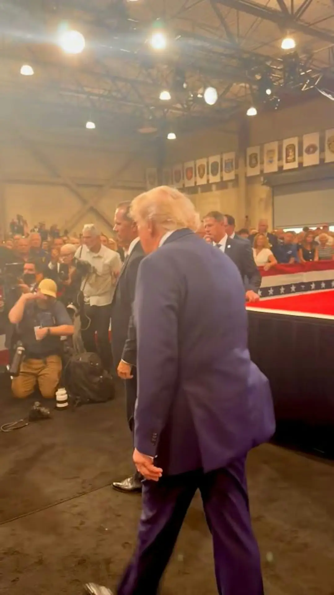 美國總統特朗普（Donald Trump）出席紐約長島集會時，西裝褲臀部出現固定方形凸起畫面曝光，引爆網路熱議，眾人猜測恐為成人紙尿布，其高齡健康問題再度成為外界焦點。（來源：PressSec@X）