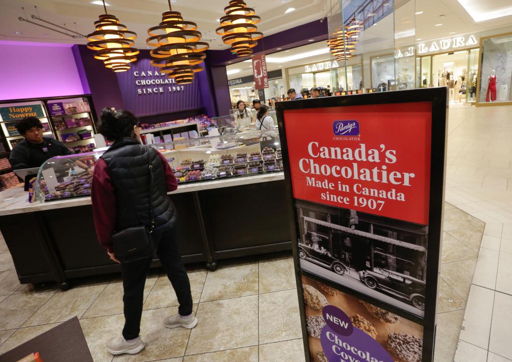 2月25日，加拿大溫哥華一家巧克力店前擺放著印有「加拿大製造」的標牌。(新華社）