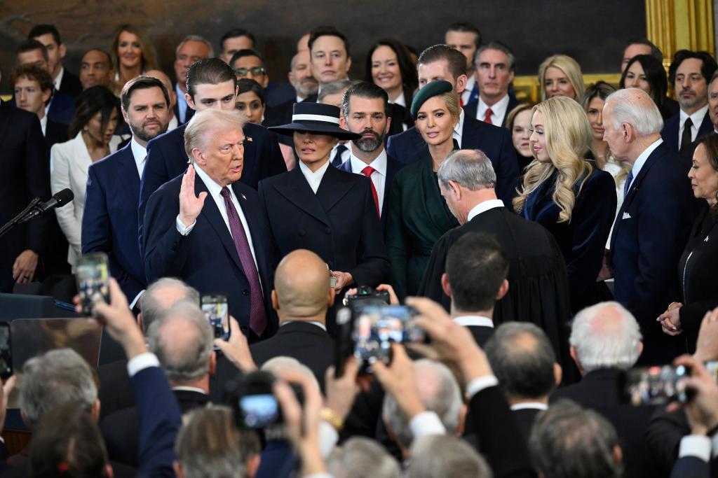 1月20日，在美國首都華盛頓國會大廈圓形大廳，特朗普在美國第47任總統就職典禮上宣誓。(新華社)