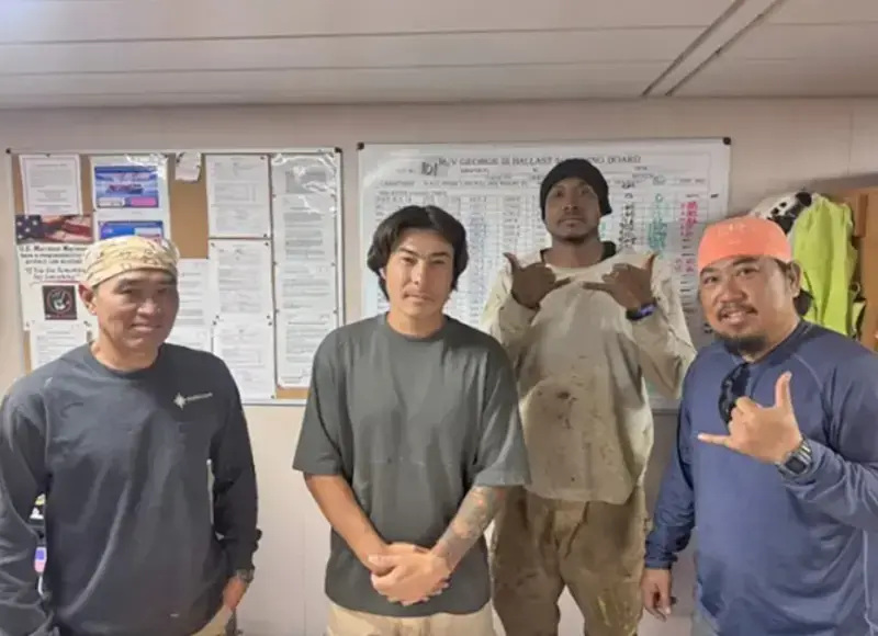 加州男子凱・佐藤（Kai Sato）獨自駕船航向夏威夷途中遭遇船難，桅桿斷裂、設備失效，於太平洋漂流三十日，依靠露水與海產求生，最後幸運被貨輪救起，康復後仍打算繼續跨海航行。（來源：水手組織）