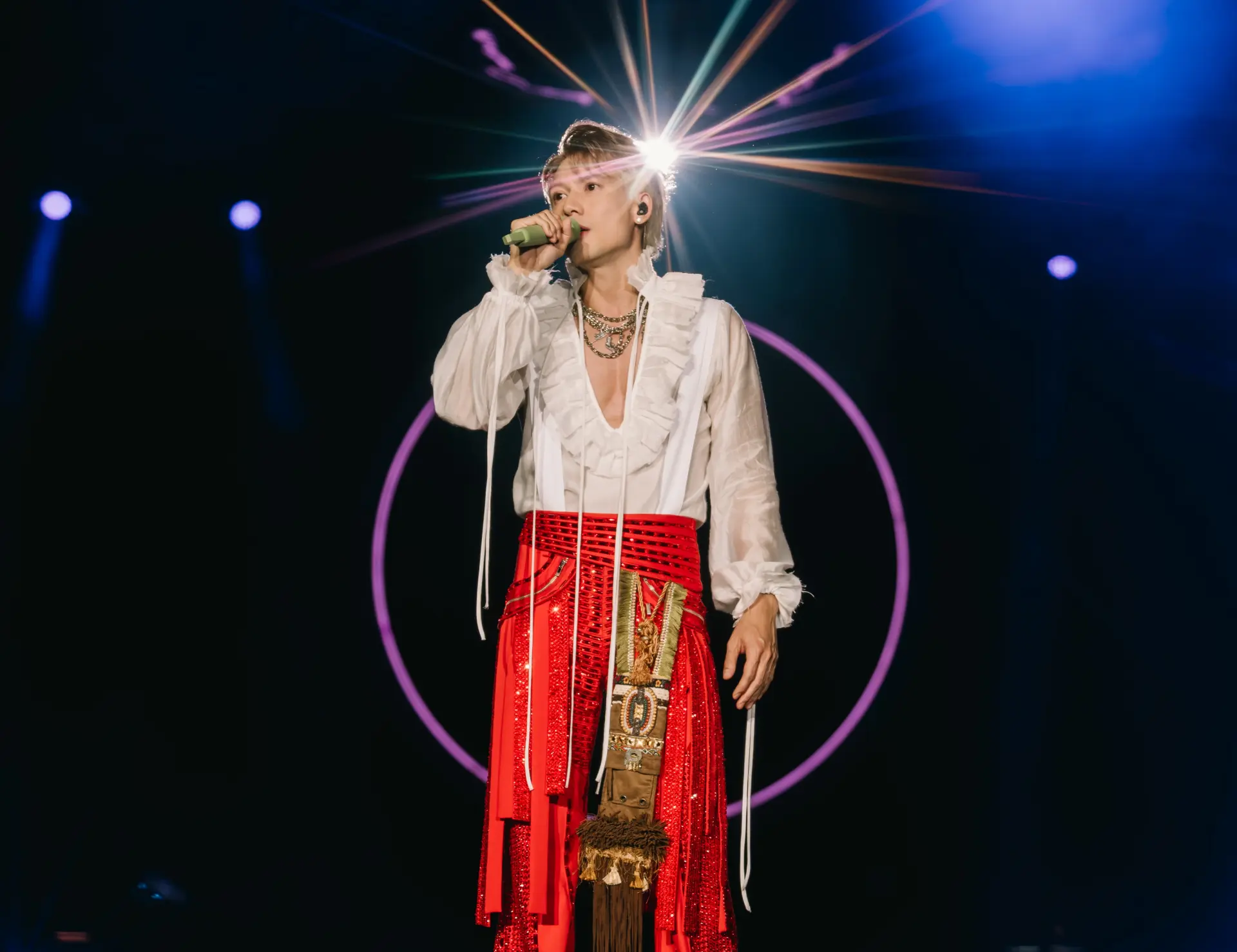 關智斌以一身紅色閃石裝登場，獻唱《預言書》打開序幕，隨即帶來《夢不落派對》《La La 世界》等勁歌熱舞串燒。(圖：關智斌@微博)